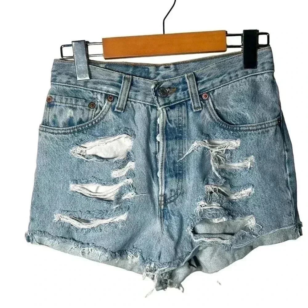 Levi’s vintage distressed high rise shorts 2/4